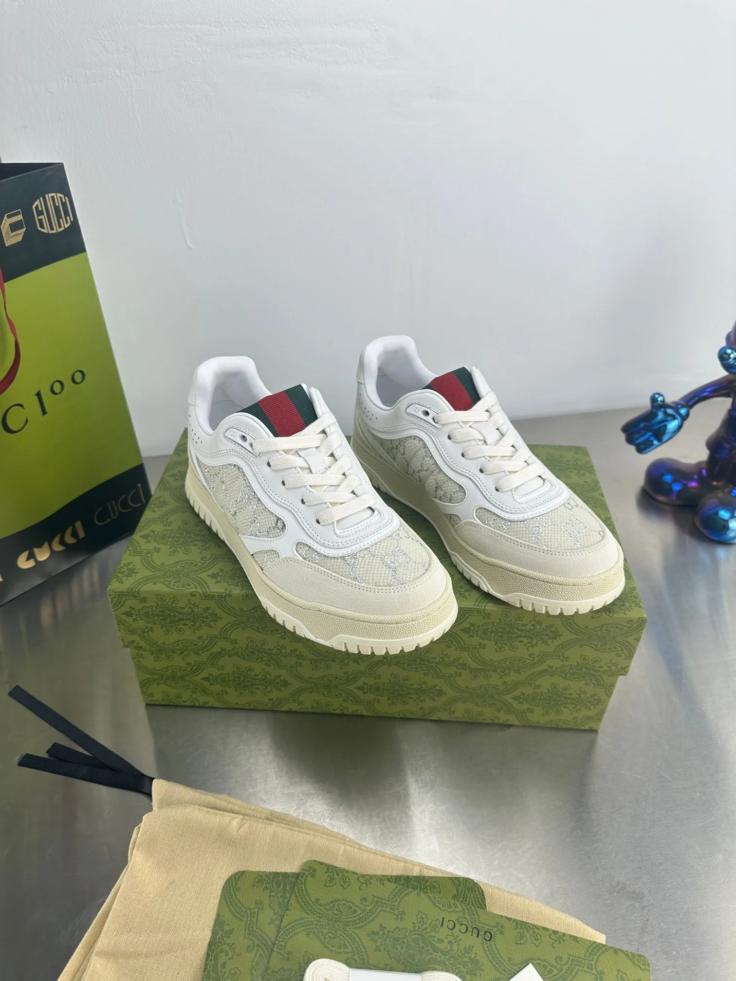 👟👟Ex-factory price 600👟👟 Gucci's latest hot-selling series of high and low-cut distressed couple's sneakers are shipped. The original version is purchased, developed and manufactured. This high-low top sneaker adopts a basketball-style silhouette design, cleverly integrated with hollow panels and distressed effects, showing its unique ingenuity. The ingenuity incorporates brand logo details such as interlocking Double G styling accessories and Gucci lettering, a low-key tribute to the brand's design heritage. Exquisite packaging at the delivery counter 🛍📦 ▪️ Fabric: Original customized imported first-layer cowhide ▪️ Inner lining: Imported first-layer cowhide ▪️ Sole: Original molded TPU sole ▪️ Sole thickness: 3cm ▪️ Size: 35-46 (Male 38 46 customized)